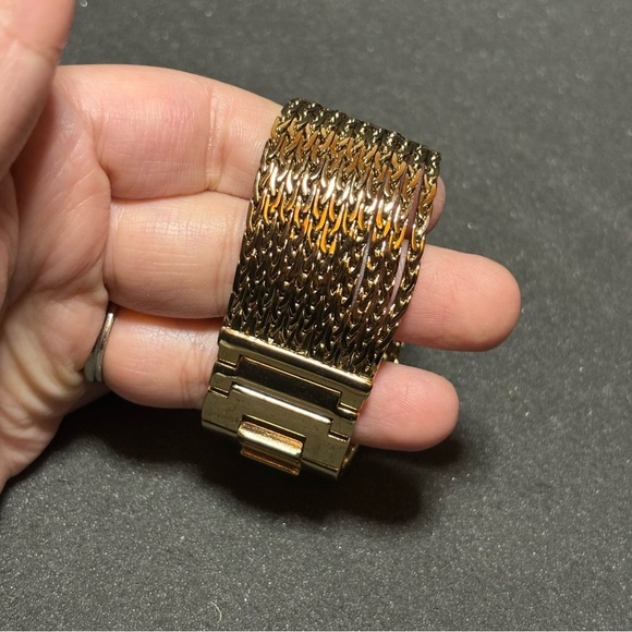 Dakota Watch Company Ladies Gold Tone Square Dial Watch Wide Bracelet Working - Picture 2 of 8